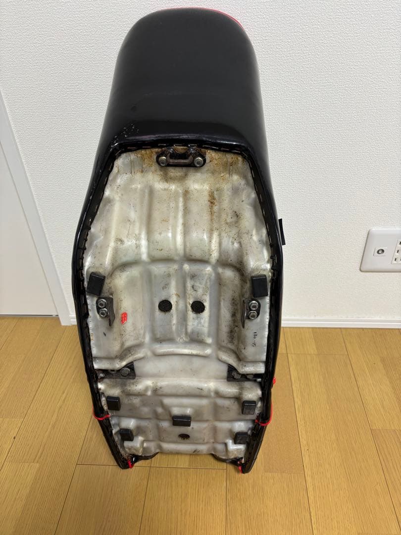 z400gp用　オオカワ製三段シート　赤ふち黒エナメル　40センチ