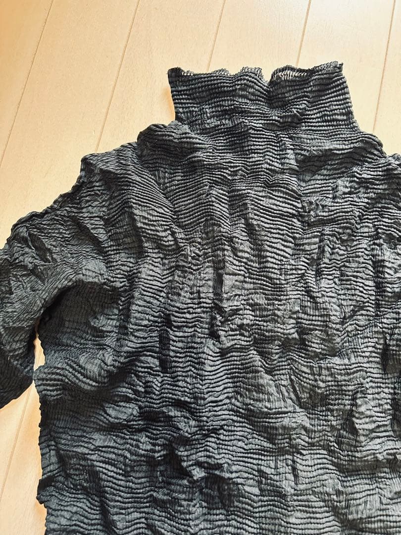 少しお値下げ　イッセイミヤケ　タートルネック　黒