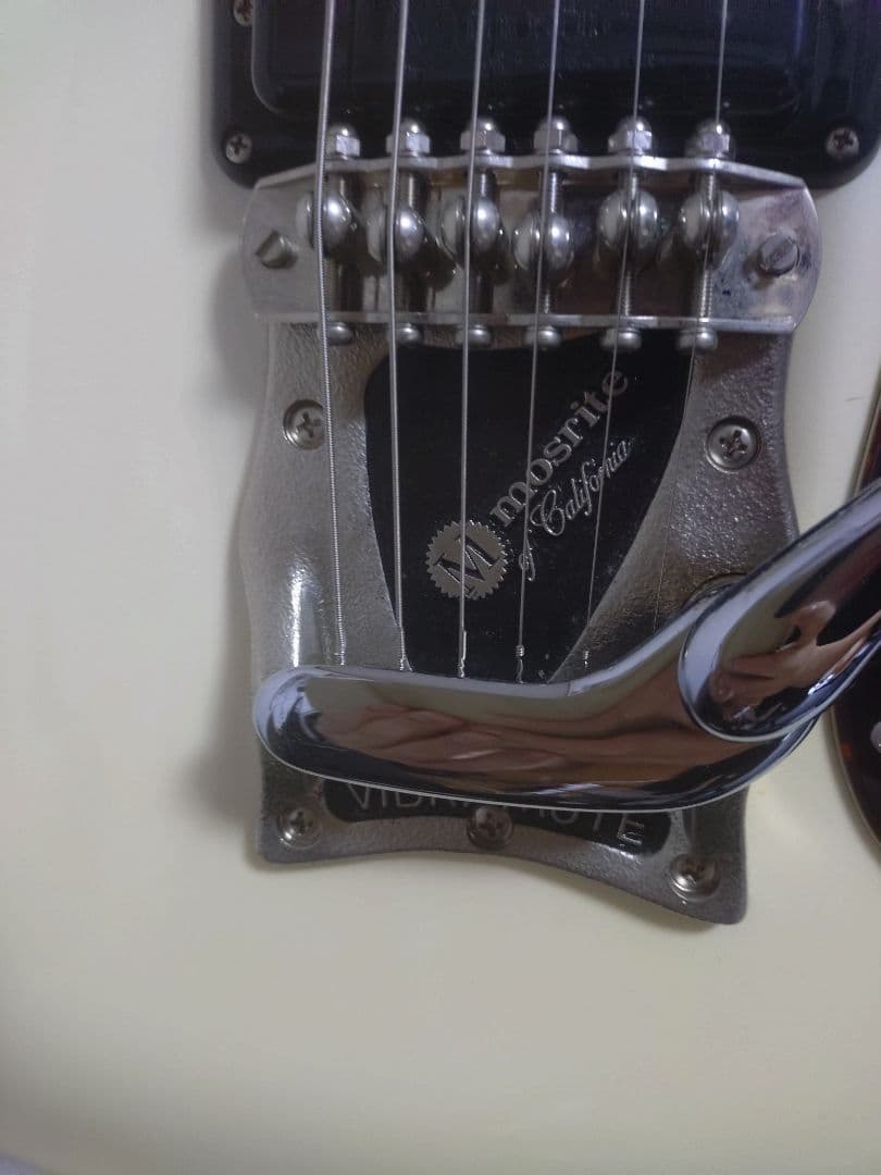 モズライトエレキギターパール ホワイト ハードケース。モズライトストラップ未開封