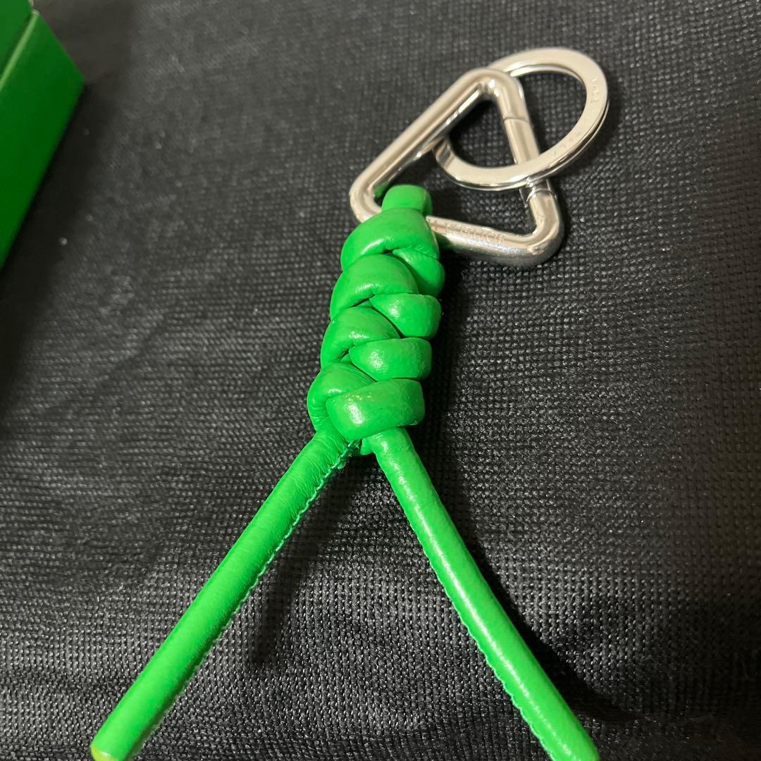 BOTTEGA VENETA グリーンレザー編み込みキーホルダー