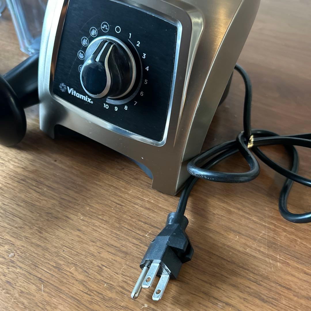 スーパーセール❗️ 美品　Vitamix ブレンダー本体 2カップ付き