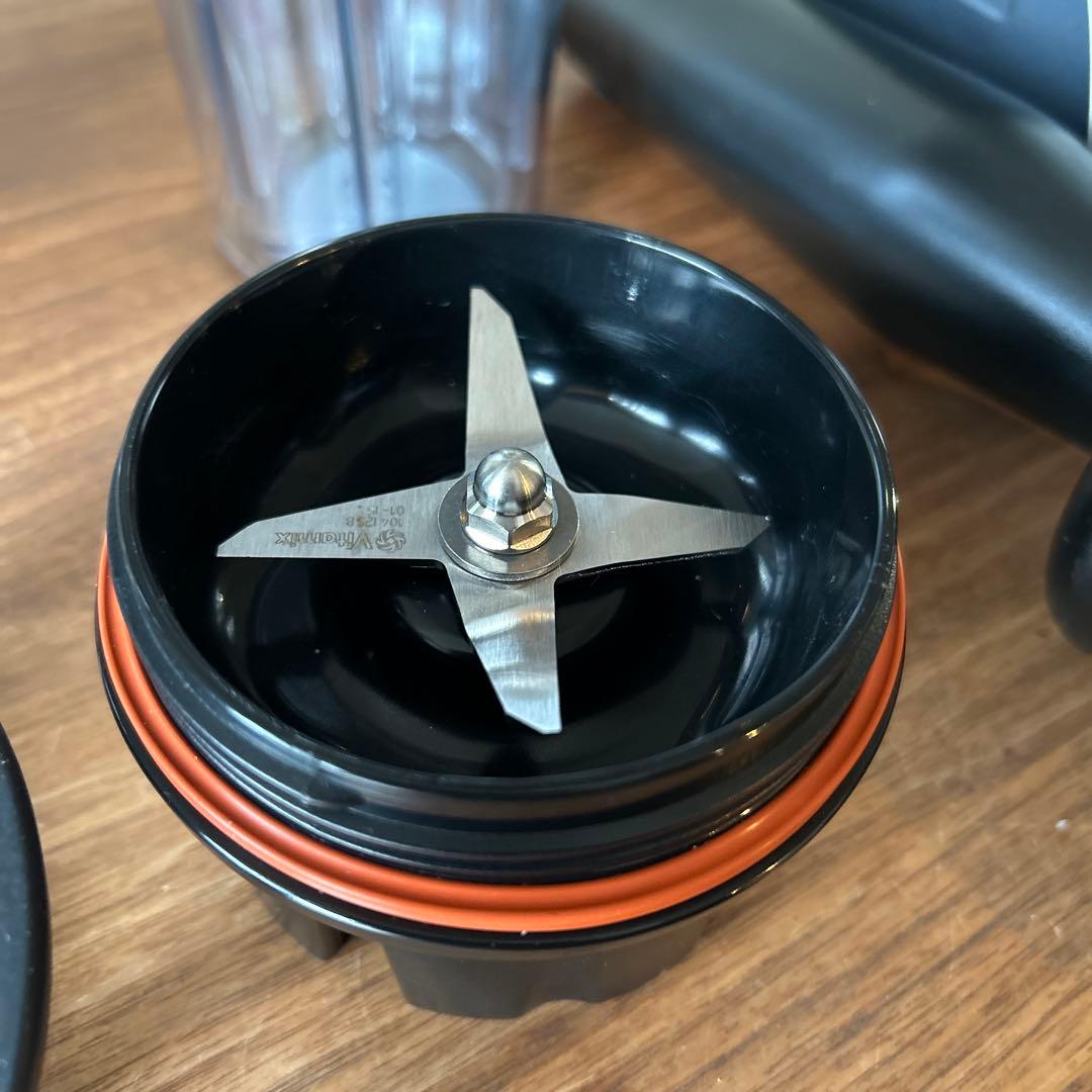 スーパーセール❗️ 美品　Vitamix ブレンダー本体 2カップ付き