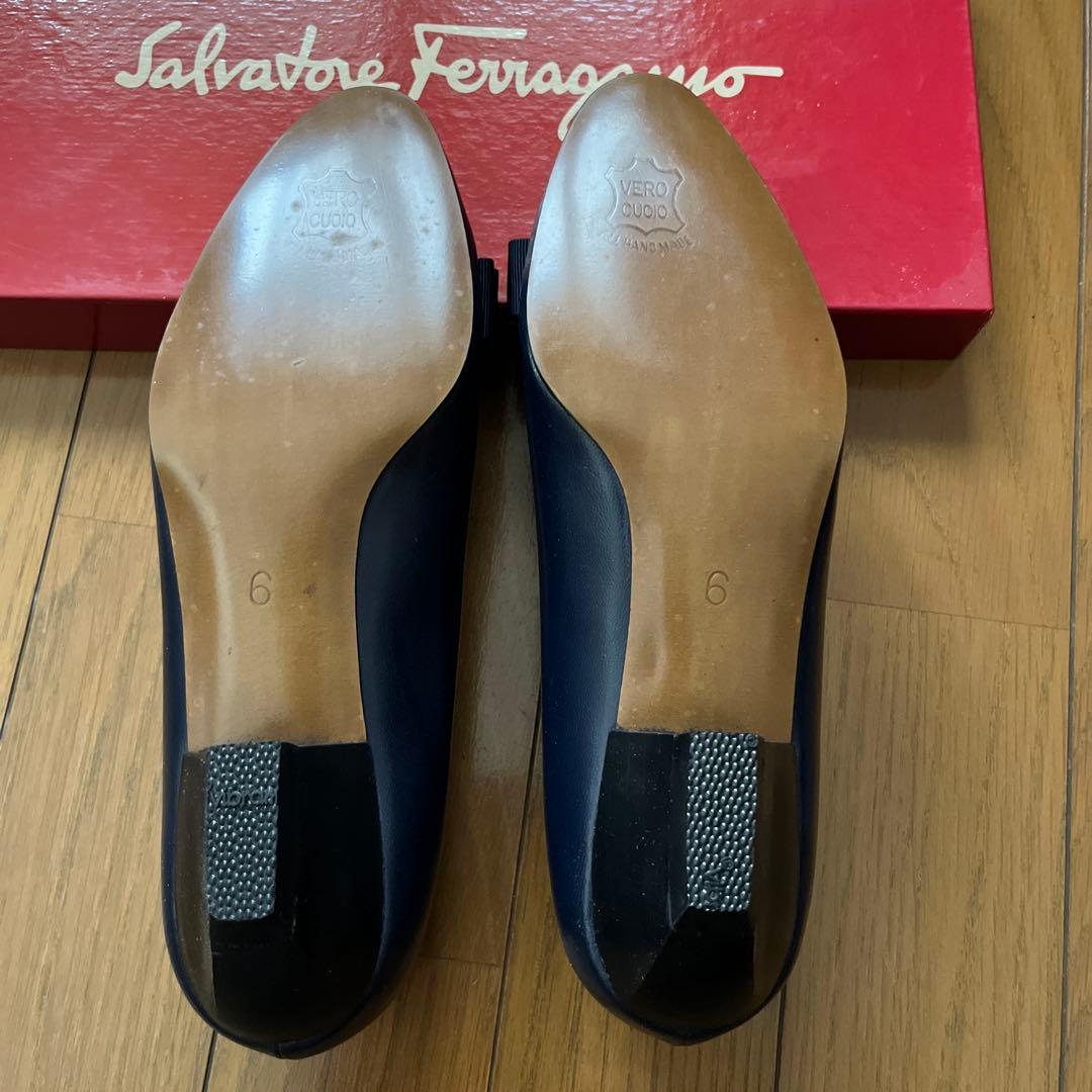 Salvatore Ferragamo ヴィラリボン付きパンプス　ネイビー