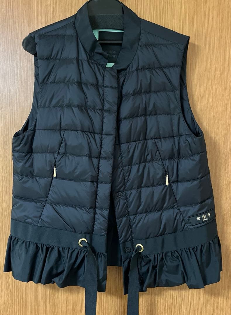 TATRAS 黒 ダウンベスト フリル付き