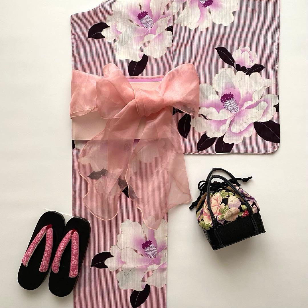 【浴衣5点セット】ボヌールセゾン　浴衣　半幅帯　飾り帯　かごバッグ　下駄　椿　縞