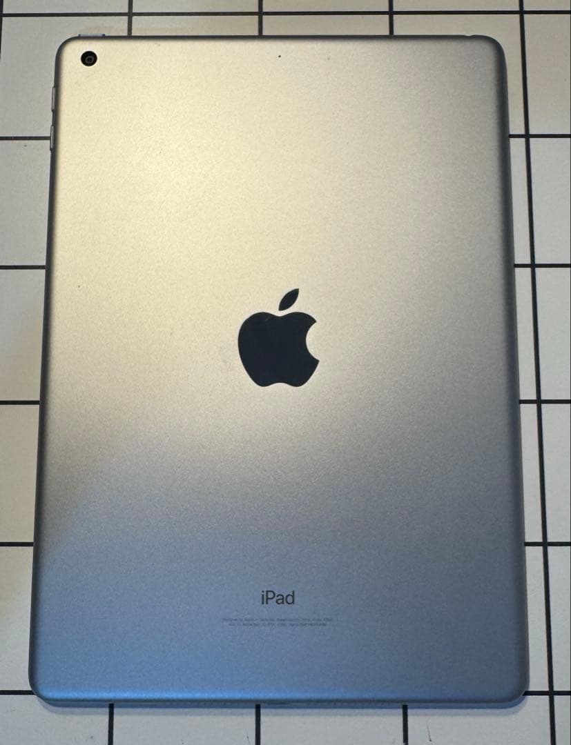 Apple iPad 第6世代 32GB シルバー 本体 ケース付き