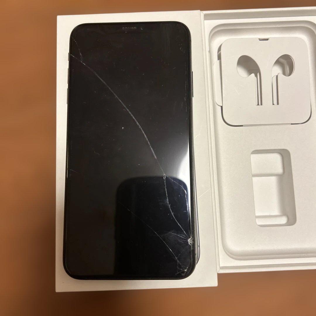au Apple iPhone XS MAXスペースグレー 本体　画面割れ