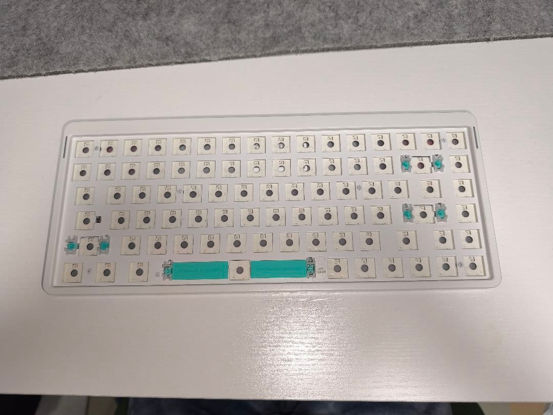 Nuphy Air75v2 ホワイト（赤軸/予備キーキャップとケース付属）