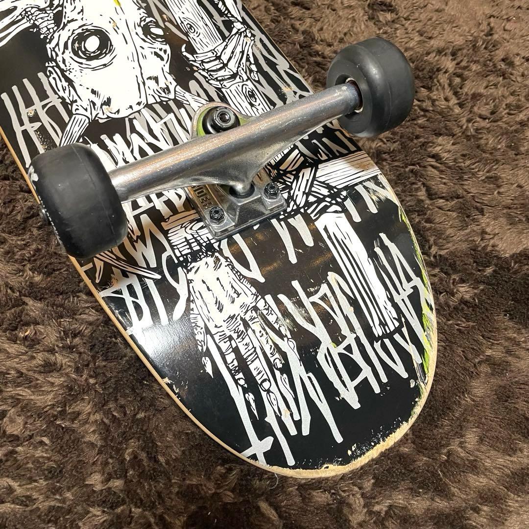 ヘロインスケートボーダーズ　スケボー　タイトブース　ボーンズ　サンダートラック