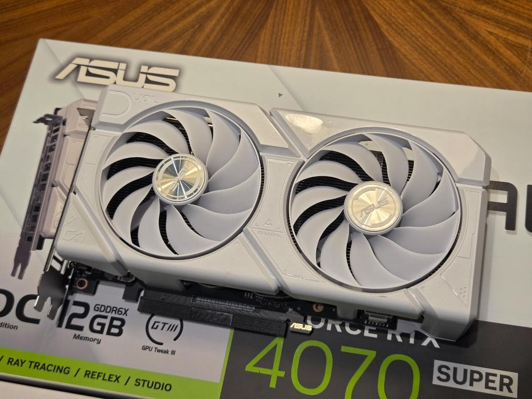 ASUS GeForce RTX 4070 Super OC 12GB ホワイト