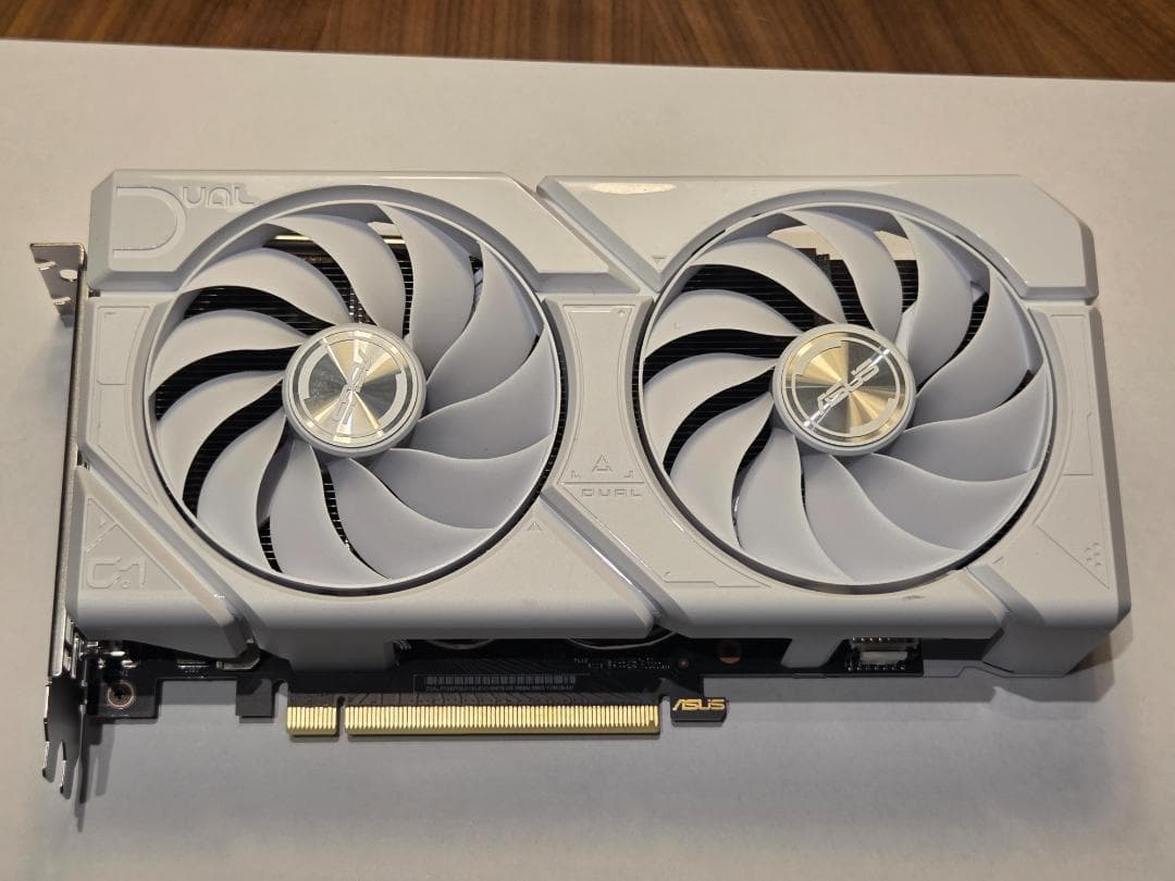 ASUS GeForce RTX 4070 Super OC 12GB ホワイト
