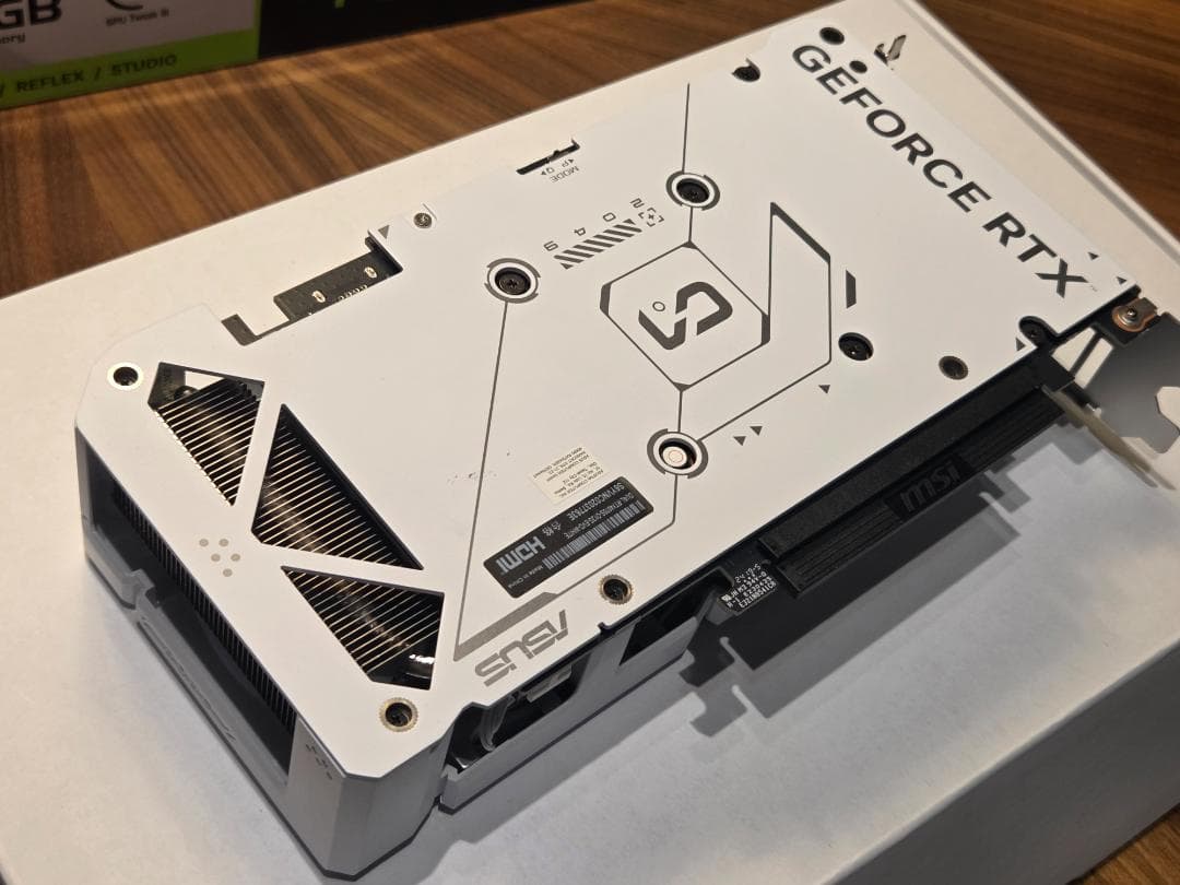 ASUS GeForce RTX 4070 Super OC 12GB ホワイト