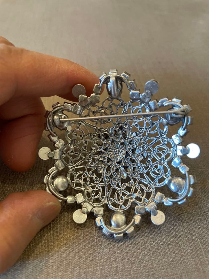 imac 装飾的な花のブローチ