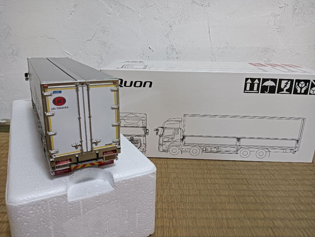 UDクオントラック 1/43スケール シルバー