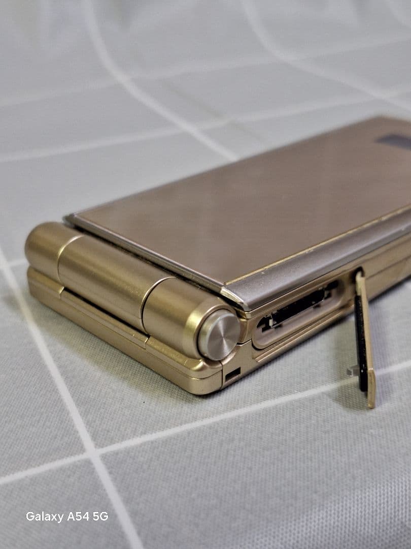 ドコモ docomo F-07F•GOLD／富士通ガラケー携帯電話 ／中古品