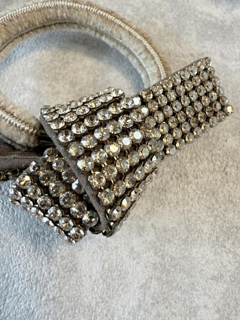 【acca】ドレスポニー　ヘアゴム リボンモチーフ ラインストーン グレージュ