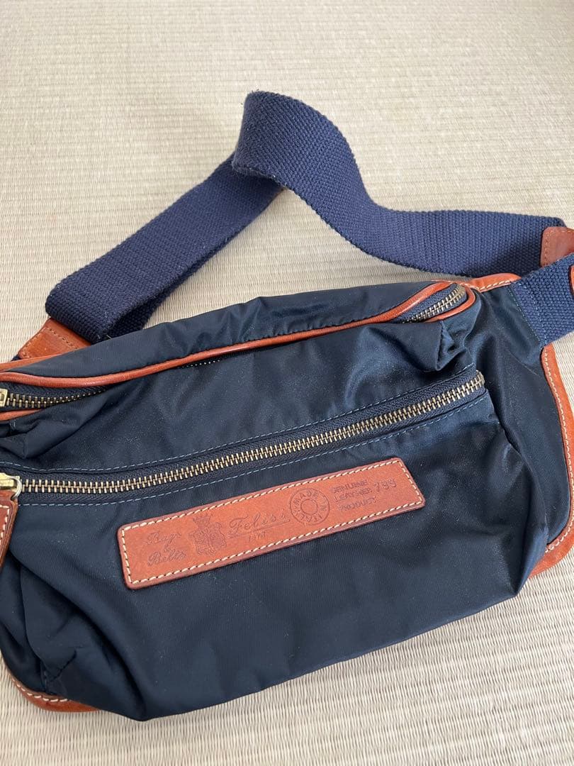フェリージ　ボディバッグ　ネイビー