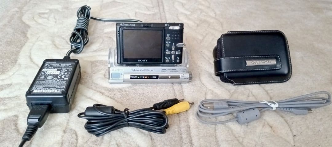 SonyソニーCyber-shot DSC-T5 •ステーション•革製カバー付き