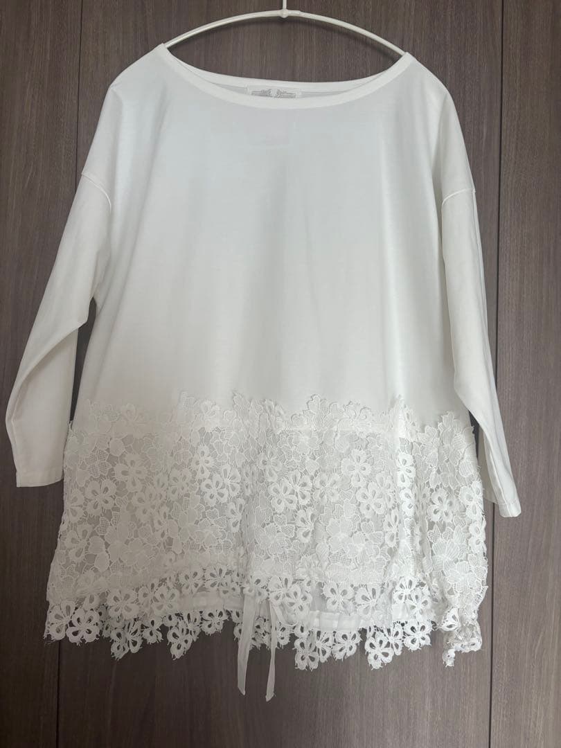 BEARDSLEY 裾レースブラウス　フラワーモチーフ