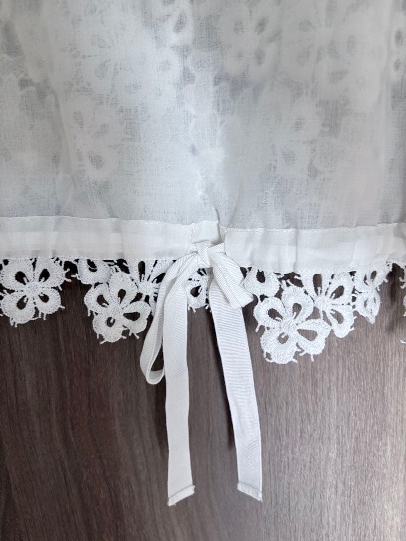 BEARDSLEY 裾レースブラウス　フラワーモチーフ