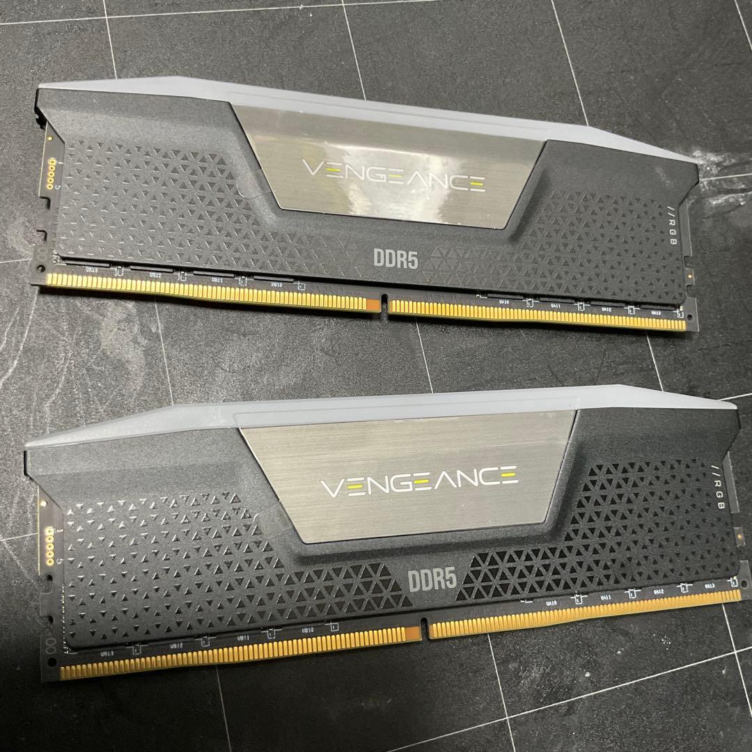 Vengeance DDR5 メモリ　64GB(32x2) LED点灯モデル