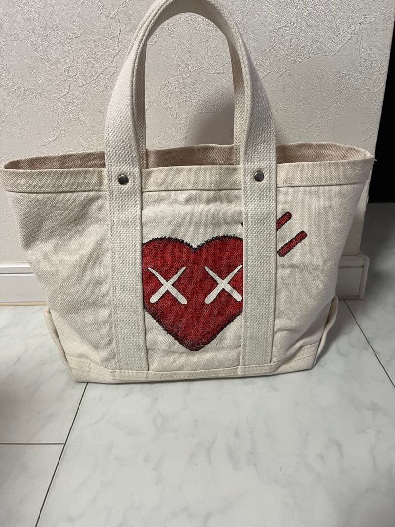 ヒューマンメイド×KAWSトートバッグ　オフホワイト