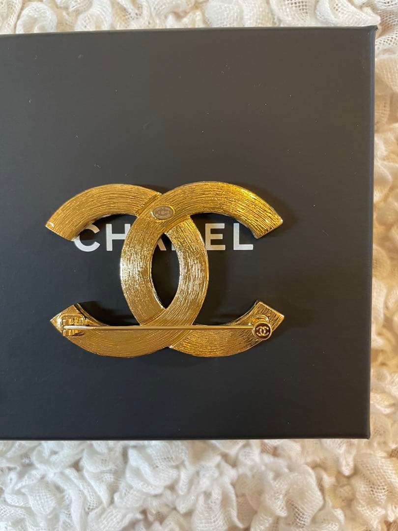 アキラ　CHANEL ゴールド CCロゴブローチ