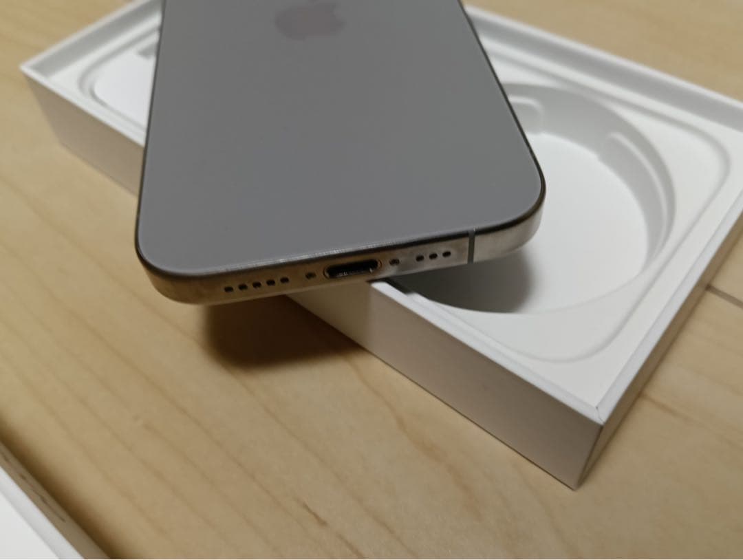 iPhone 15 Pro 256GBナチュラルチタニウム 極美品