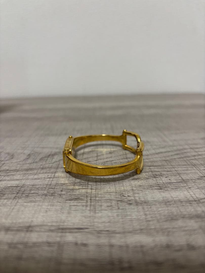 GUCCI ゴールド バングルウォッチ