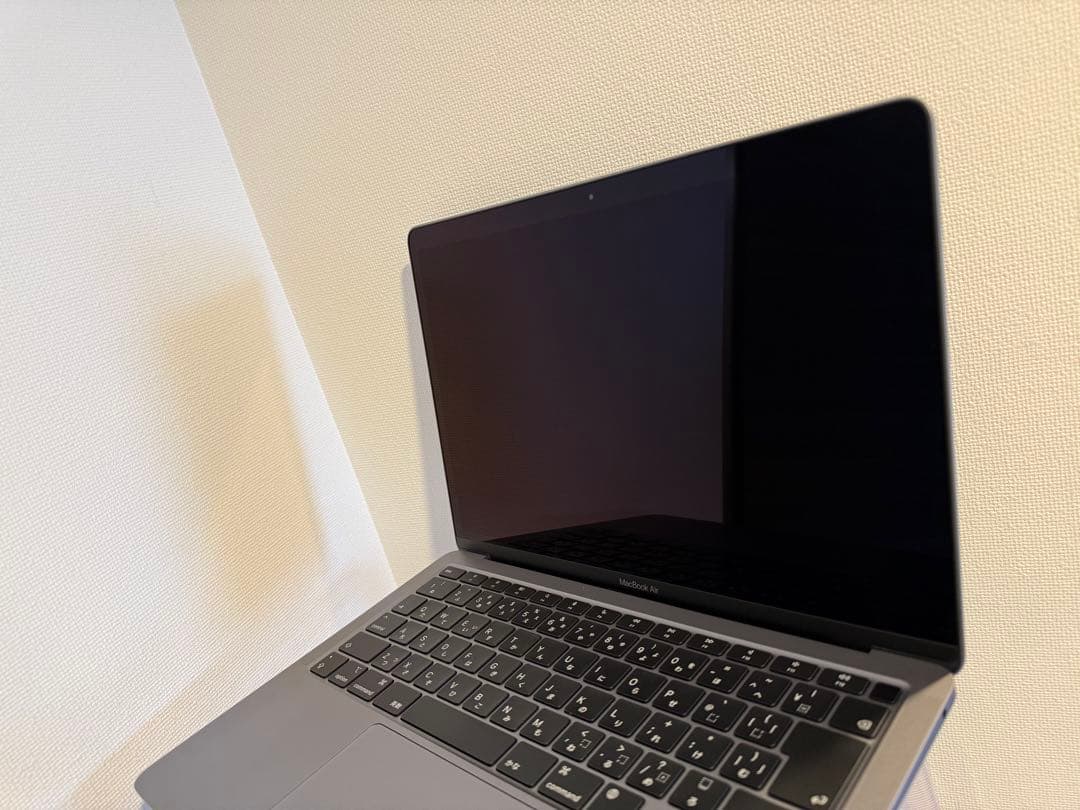 【M1 MacBook Air 】バッテリー残98%、テカリなし、充放電84回