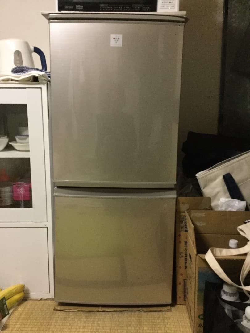 シャープ製の冷蔵庫SJ-PD14Y-Hと電子レンジRE-S208