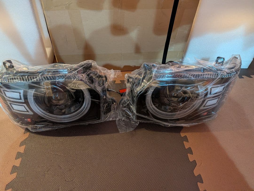 ハイエースヘッドライトセット ブラック 未使用