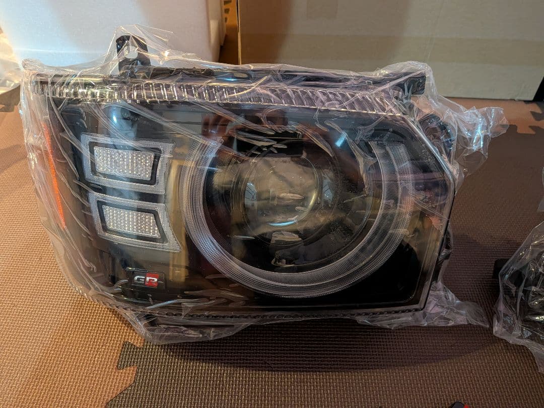 ハイエースヘッドライトセット ブラック 未使用