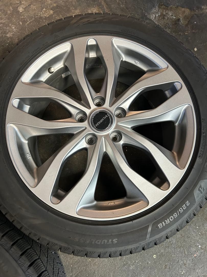 18インチスタッドレスタイヤホイールセット美品