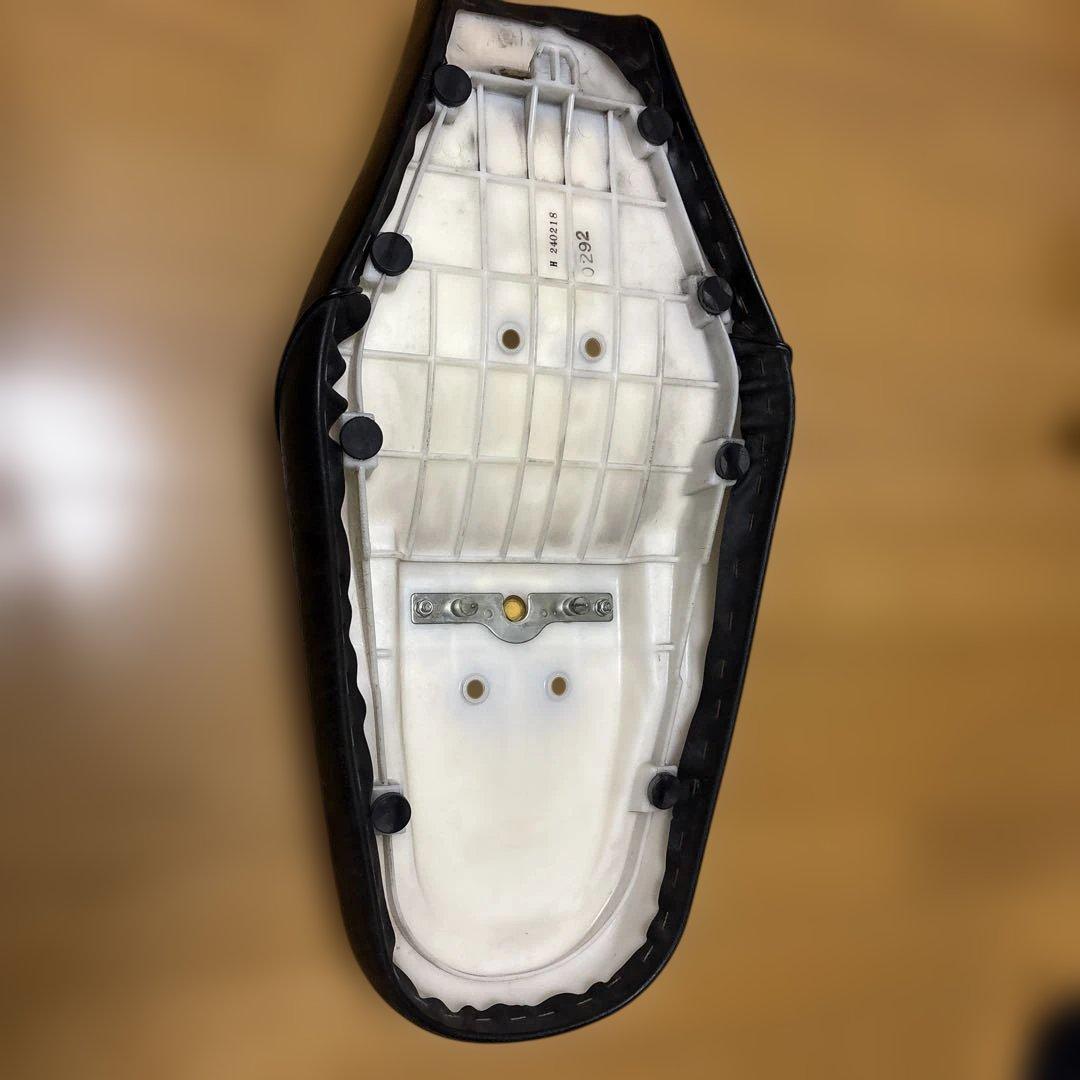 w800 純正シート、破けあり、状態悪い。