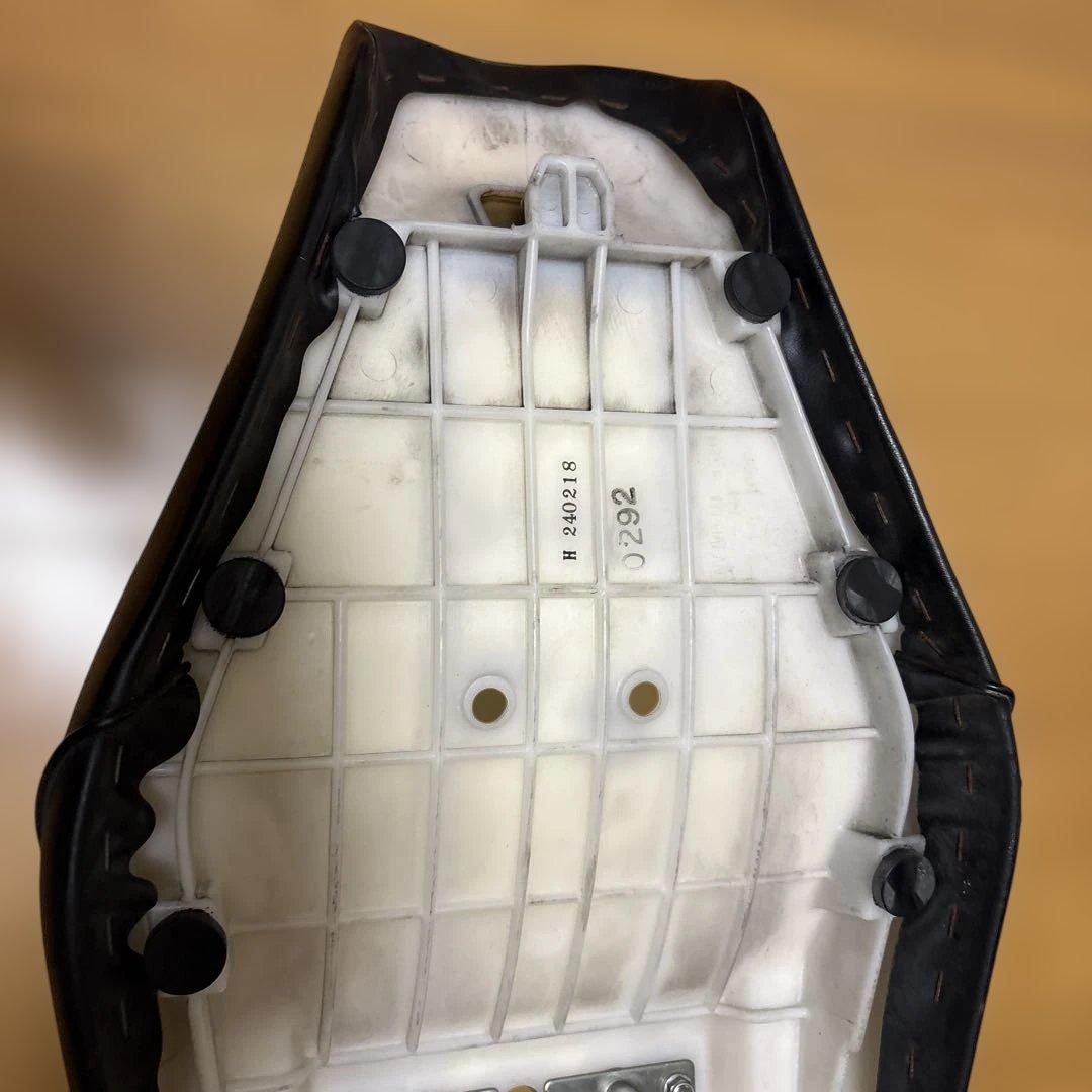 w800 純正シート、破けあり、状態悪い。