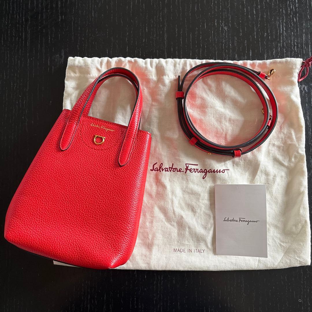 フェラガモ　ミニ　バッグ　2way レッド