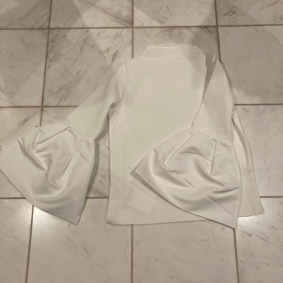 maison de dolce メゾンドドルチェ　袖サテンフレア　白トップス