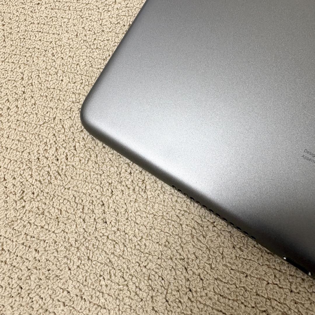 iPad Wi-Fi 32GB - スペースグレイ（第7世代）カバー付き