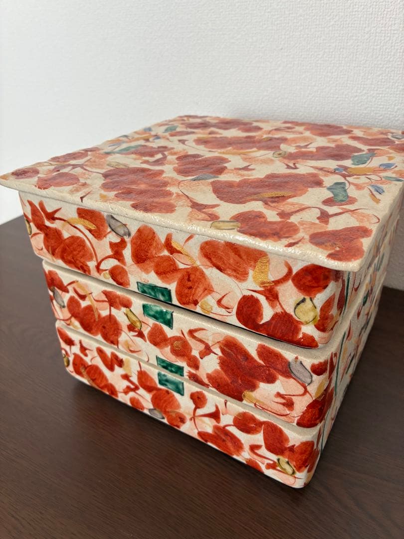入手困難　赤絵花舞重箱/陶器の重箱（３段）