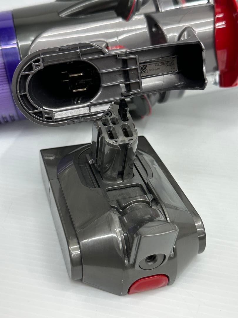 ダイソン掃除機　dyson デジタルスリムV8 SV18 本体純正バッテリー付き