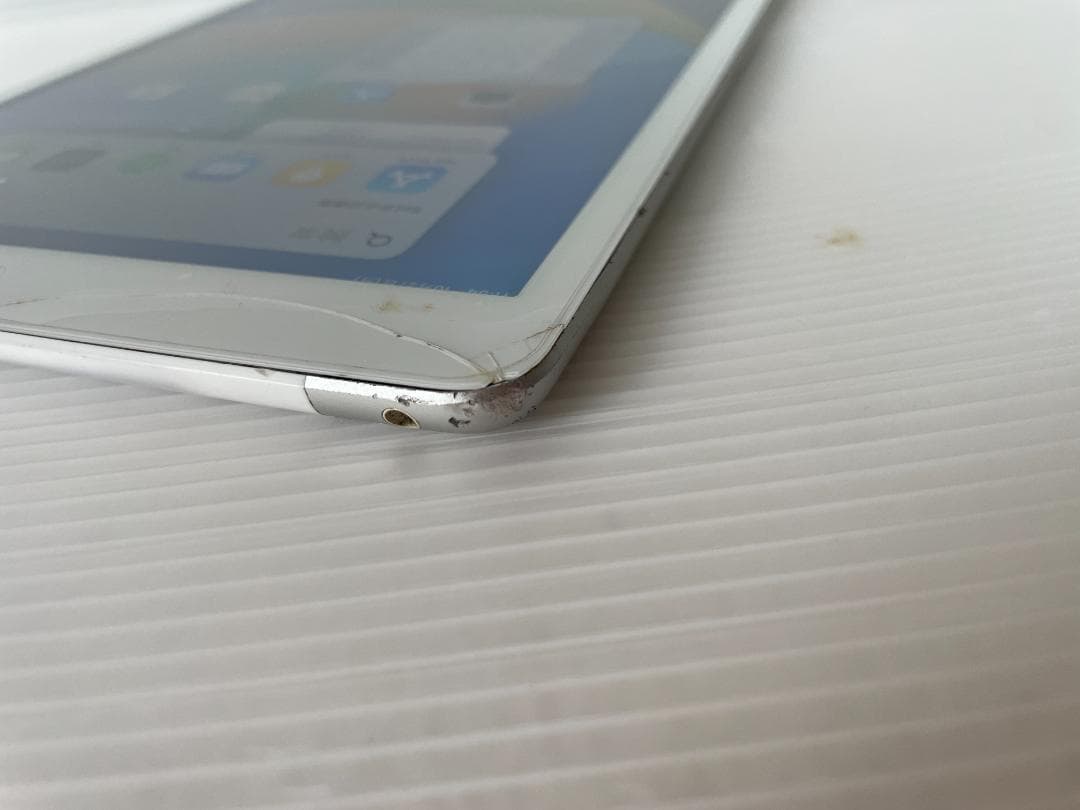 T*i様 ジャンク　IPAD　第８世代　MYMJ2J/A 難あり　インカメ破損