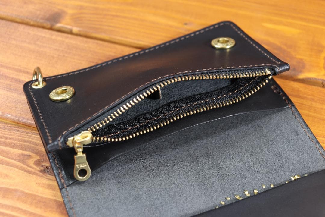 フラワースタッズミドルトラッカーウォレット ハトメ小判カン付き