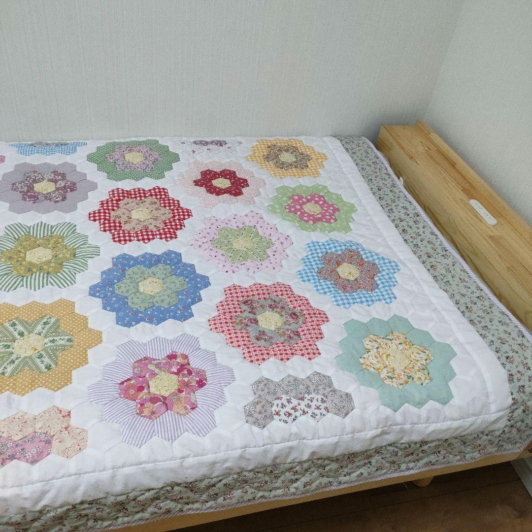 ハンドメイド　パッチワーク　キルト　ベッドカバー　花柄　おばあちゃんの花園