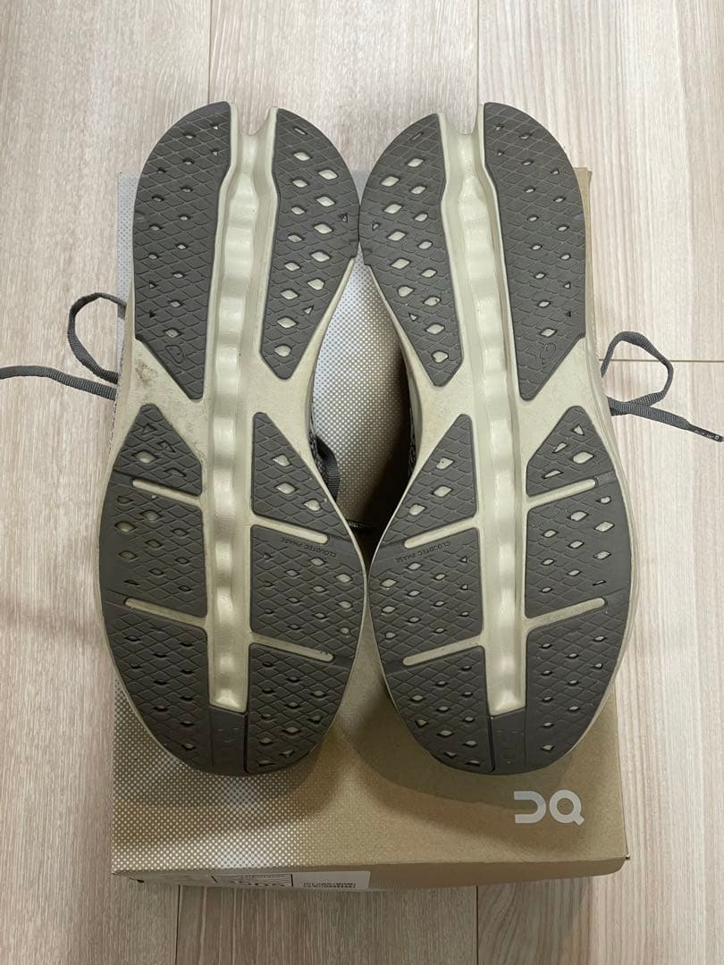 靴 on cloudsurfer max 25.5