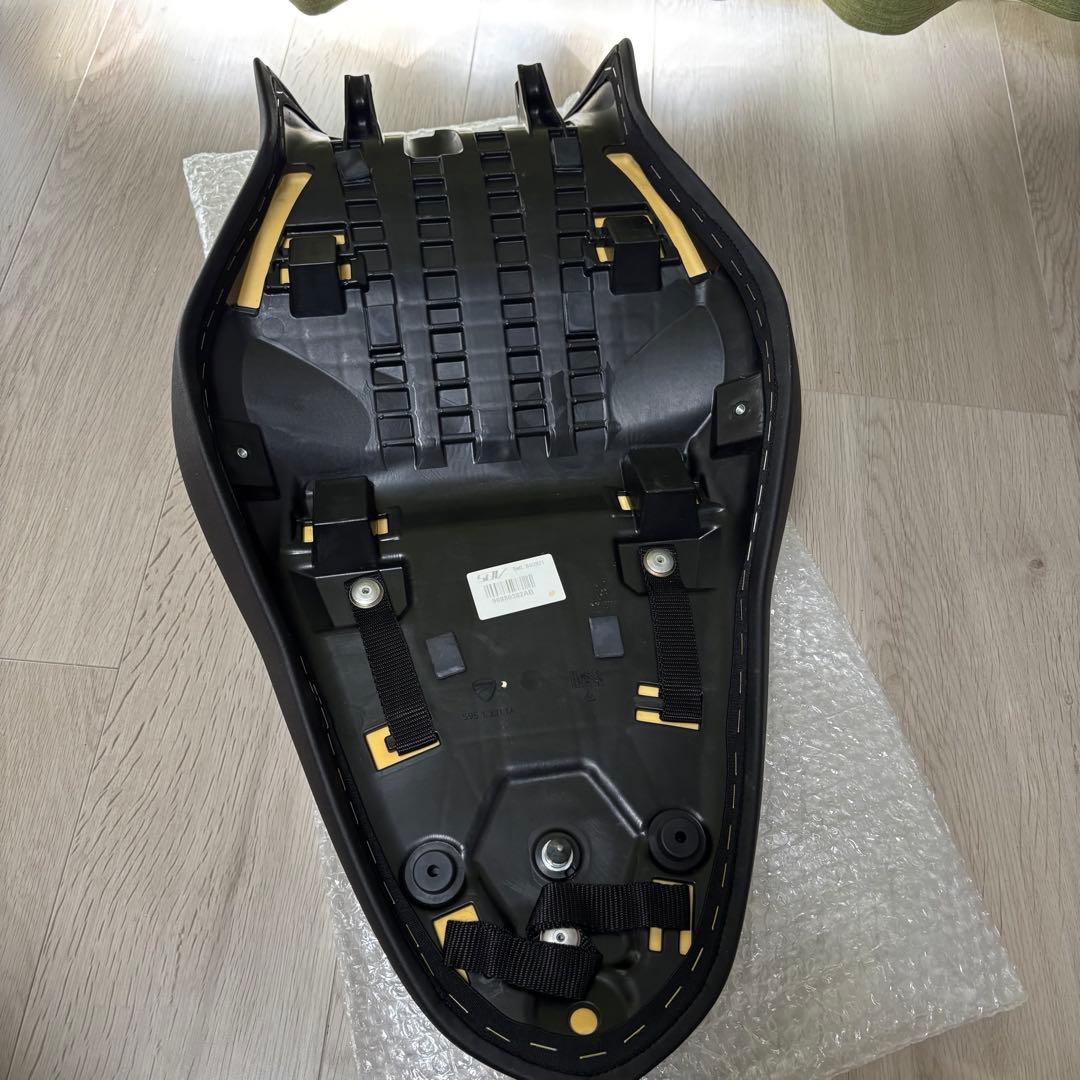 Ducati Monster 1200S シート　ドゥカティ　オールブラック