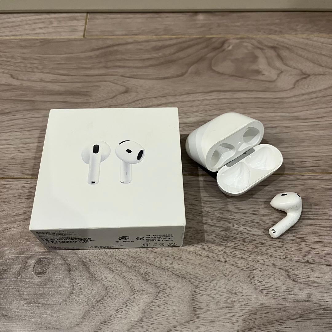 AirPods4 ケースと左耳