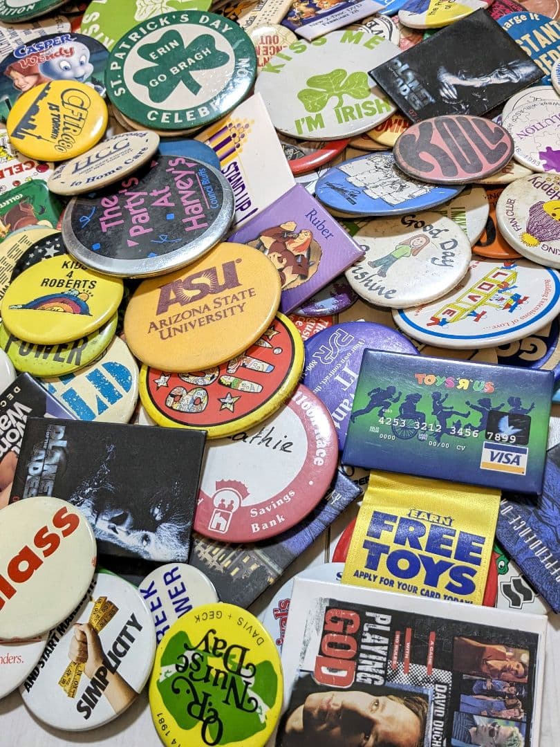 アメリカの缶バッジ 130個 まとめ売り ビンテージ ピンバッジ USA