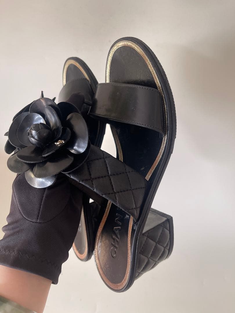 chanelシャネルフラワー装飾付きブラックサンダル