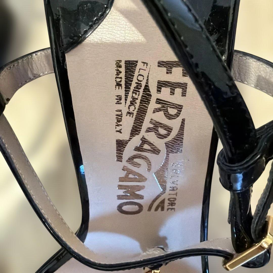 フェラガモ エナメル サンダル 黒 金具 チャンキーヒール【箱付き】